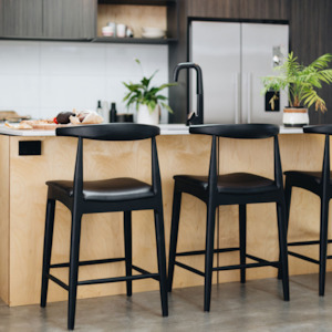 ELBOW BARSTOOL | BLACK OAK