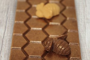 Milk Chocolate Crunchy Manuka Bar 44% 60g - The Chocolate Room