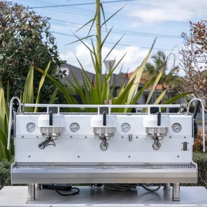 Synesso: SYNESSO 3 GROUP HYDRA JAW DROPPING COMMERCIAL COFFEE MACHINE