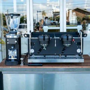 Synesso: Brand New Synesso S200 & Mahlkoning E65 GBW Coffee Machine Package