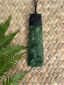 Accessories: Medium Toki - Greenstone Pounamu Pendant