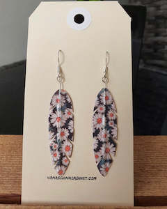 Nanas China Cabinet: Origami Feather Earrings - Daisylicous