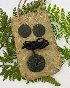 Pounamu | Greenstone Kina Shell Pendant & Earrings Set
