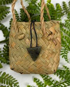 Pounamu | Greenstone Niho/Tooth Pendant