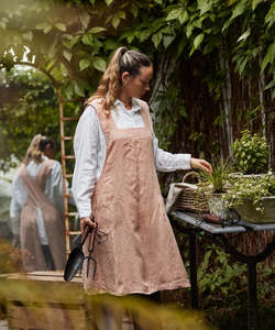 Kitchen Linen: Cross Back Apron – Pale Pink