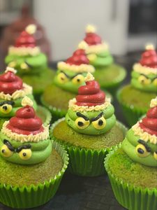 Christmas Grinch Cupcakes - The Girl on the Swing