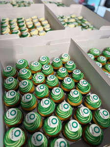 Products: Two Tone Green-Yellow Swirl with Edible Image Disk - The Girl on the Swing