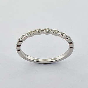 Ladies: 18ct White Gold & Diamond Ring