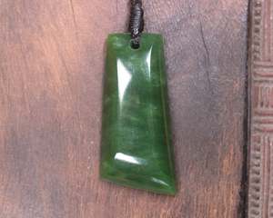 Toki Nz Pounamu: NZ Greenstone Small Toki Pendant (BN611) Kawakawa Pounamu