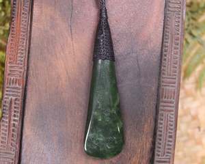 Toki Nz Pounamu: NZ Greenstone Medium Toki Pendant (BK516) Kawakawa Pounamu