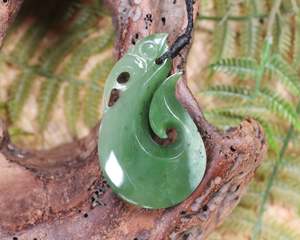 Pounamu Manaia Niho: NZ Greenstone Medium Manaia Pendant (AT279) Hapopo Pounamu