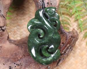 Pounamu Manaia Niho: NZ Greenstone Large Manaia Pendant (AZ607) Kawakawa Pounamu