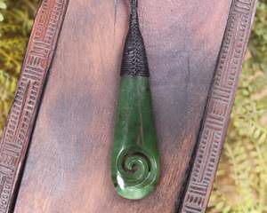 Roimata Pounamu: NZ Greenstone Medium Roimata with Koru Pendant (BE885) Kawakawa Pounamu