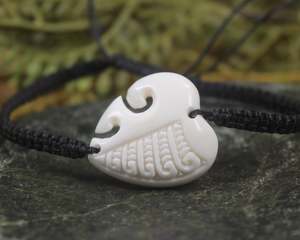Bone Carvings Nz: Bone Adjustable Cord Heart Bracelet (BM973)