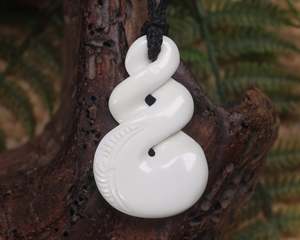 Bone Carvings Nz: NZ Bone Medium Twist Pendant (BB829)