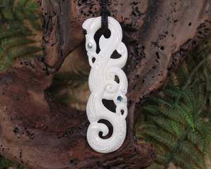 Bone Carvings Nz: NZ Bone XLarge Manaia Pendant (AR185)