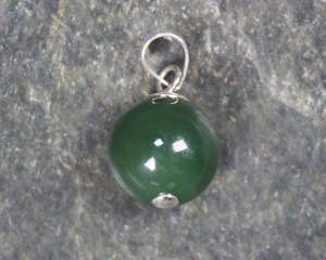 Sterling Silver Necklaces: NZ Greenstone Bead Pendant (BM394) Kawakawa Pounamu