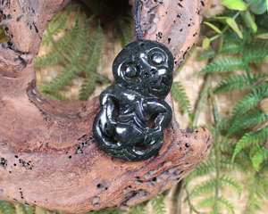 NZ Serpentine Medium Hei Tiki Pendant (AA890)