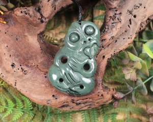Hei Tiki: NZ PAKOHE ARGILLITE LARGE HEI TIKI PENDANT (Z045)