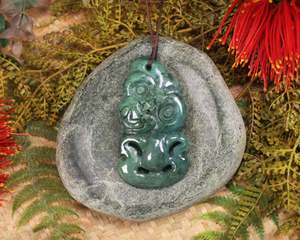 NZ GREENSTONE LARGE HEI TIKI PENDANT (L966) INANGA POUNAMU