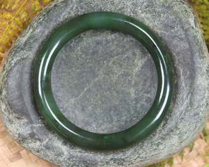 Greenstone Bangles: NZ Greenstone Bangle 58mm (BN086) Kawakawa Pounamu