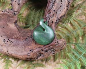 NZ Greenstone Medium Twist Pendant (AH535) Hapopo Pounamu