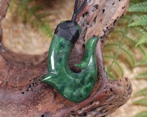 NZ Greenstone Medium Hei Matau Pendant (AX946) Kawakawa Pounamu