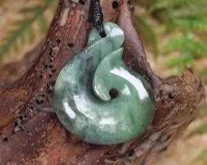 NZ Greenstone Medium Hei Matau Pendant (BE524) Hapopo Pounamu