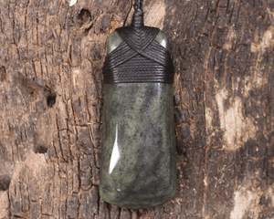 NZ Serpentine Medium Toki Pendant (BK079)