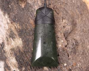 NZ Greenstone Medium Toki Pendant (BM633) Rimu Pounamu
