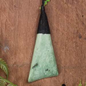 NZ Greenstone Medium Toki Pendant (BK997) Kawakawa Pounamu