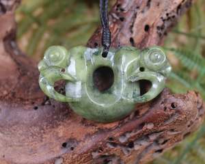 Pounamu Manaia Niho: NZ Serpentine Medium Pekapeka Pendant (AT469)