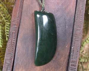 NZ Greenstone Medium Niho Taniwha Tooth Pendant (BM473) Kawakawa Pounamu
