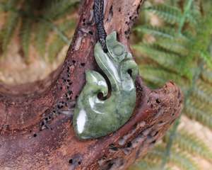 NZ Serpentine Small Manaia Pendant (AT619)