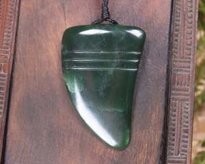 NZ Greenstone Medium Niho Taniwha Tooth Pendant (BM088) Kawakawa Pounamu
