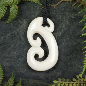 Bone Carvings Nz: NZ Bone Medium Hammerhead Pendant (BN204)