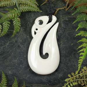 Bone Carvings Nz: NZ Bone Large Manaia Pendant (BN208)