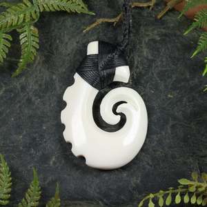Bone Carvings Nz: NZ Bone Medium Hei Matau Pendant (BN210)