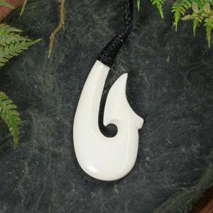 NZ Bone Medium Hei Matau Pendant (BN209)
