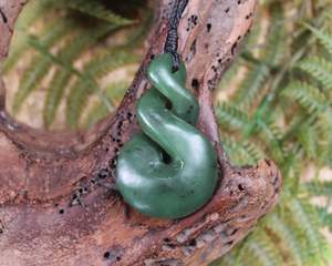 NZ Greenstone Medium Twist Pendant (AE870) Hapopo Pounamu