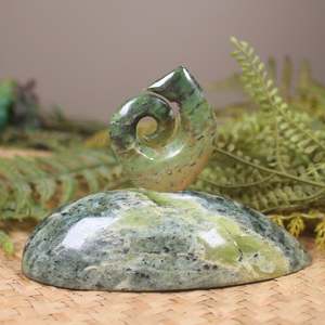 Pounamu Sculptures Touchstones: NZ Greenstone Matau Sculpture (BT269) Flower Jade Pounamu