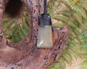 Gemstone Necklace: Lemon Quartz Small Toki Pendant (AM462)