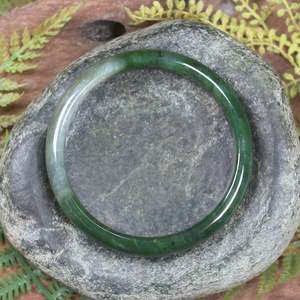 Greenstone Bangles: NZ Greenstone Bangle 64mm (BT565) Kawakawa Pounamu