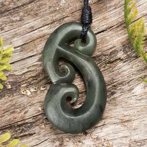 Pounamu Hei Matau Whale Tails: NZ Greenstone Small Mangōpare Hammerhead Pendant (BN862) Hapopo Pounamu