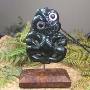 NZ Greenstone XLarge Hei Tiki Pendant with Stand (AQ682) Kawakawa Pounamu