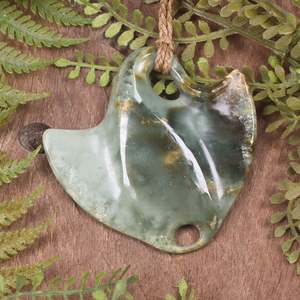 Other Jewellery Designs: NZ Greenstone Medium Stingray or Whai Pendant (BW998) Inanga Pounamu