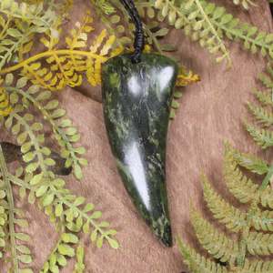 Pounamu Manaia Niho: NZ Serpentine Medium Niho Taniwha Tooth Pendant (BX865) Douglas Creek Pounamu