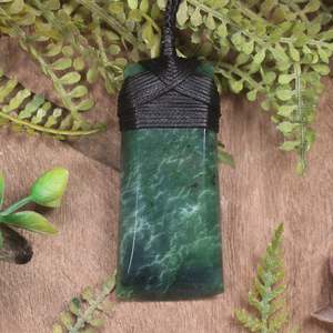 NZ Greenstone Medium Toki Pendant (BX921) Kawakawa Pounamu