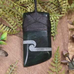 NZ Greenstone Medium Toki Pendant (BM868) Kawakawa Pounamu