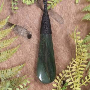 NZ Greenstone Medium Roimata Pendant (BW136) Kawakawa Pounamu